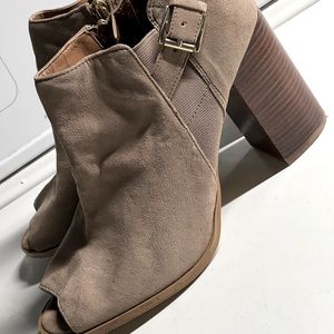 Women’s Size 9 Tommy Hilfiger Ankle Boot